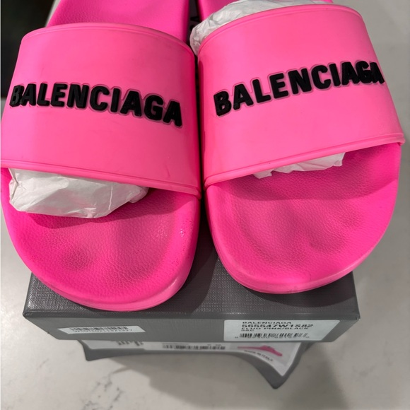 Balenciaga
Rubber Pool Slide Sandals
Fluo Pink Black
38 (8) - Picture 1 of 4